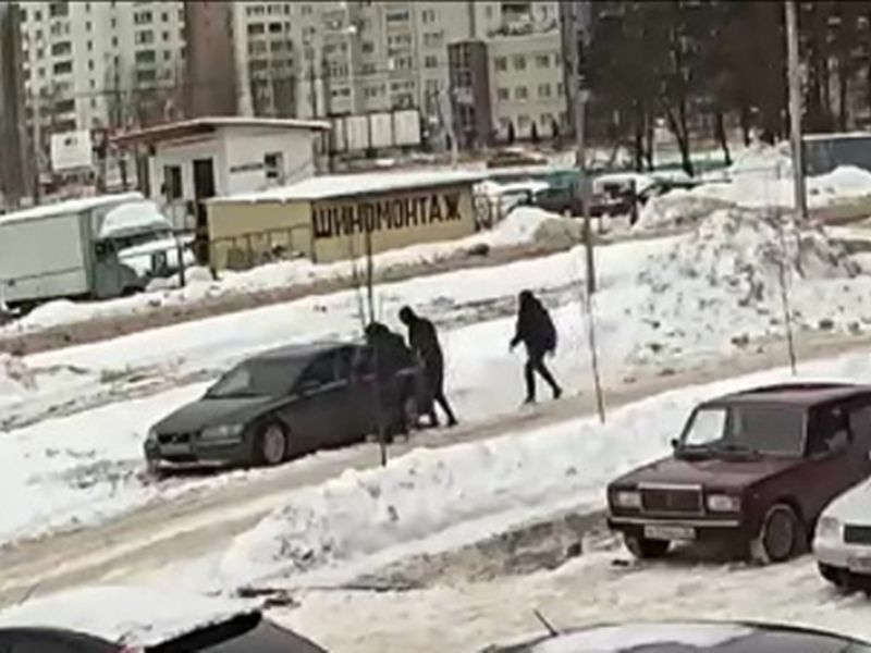 Семейную пару ограбили на полмиллиона в собственном автомобиле в Воронеже