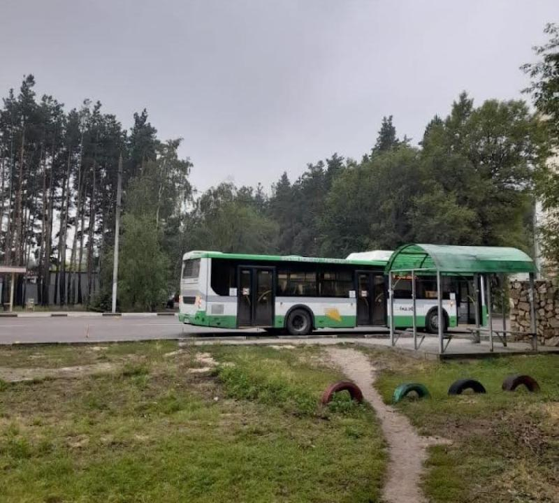 82-летний пассажир упал из-за резкого торможения водителя автобуса в Воронеже