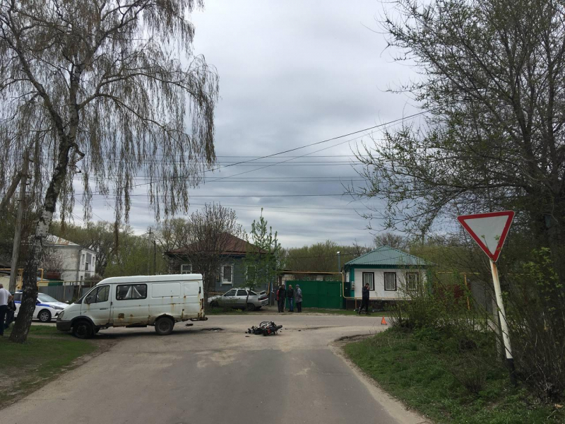 Мопед врезался в «Газель», пытаясь обогнать попутку в Воронежской области