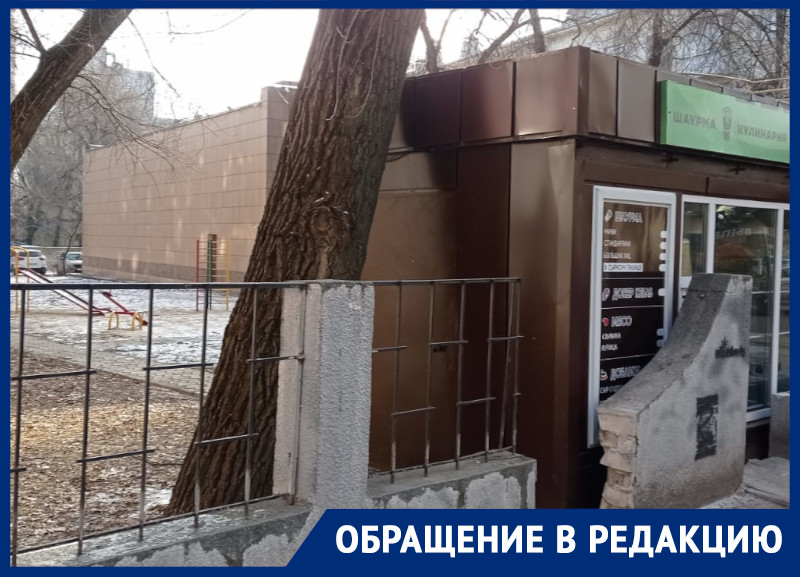 Шаурмичная «проглотила» улицу в Воронеже