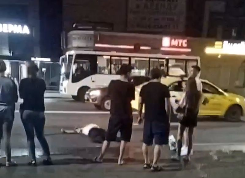 Пешеход умер на дороге около димитровского рынка и попал на видео в Воронеже