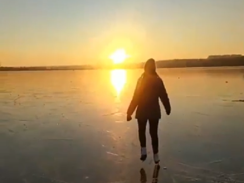Атмосферное катание в лучах закатного солнца сняли на замерзшем водохранилище в Воронеже