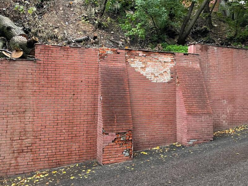 Стена у легендарного Каменного моста в Воронеже начала разрушаться