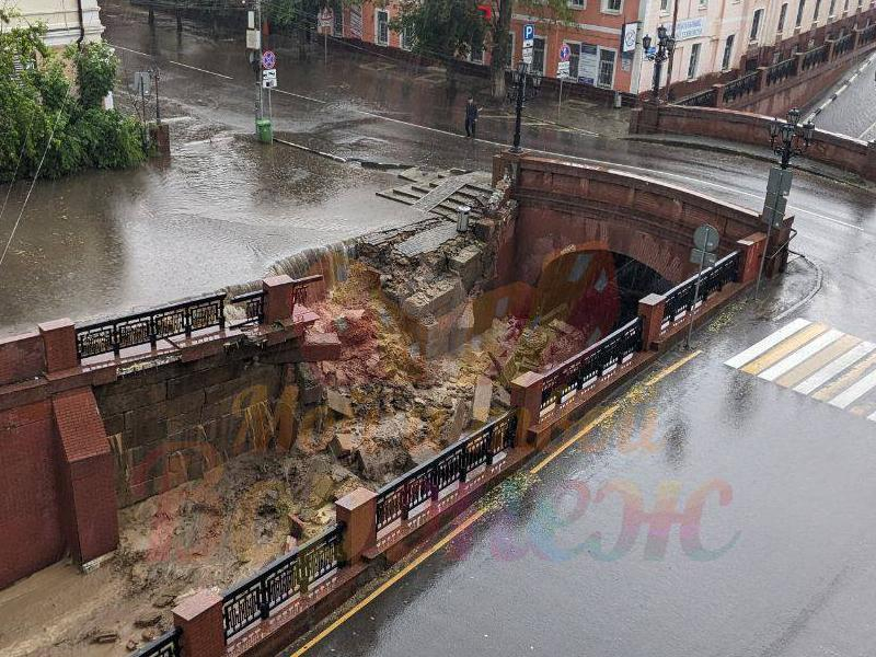 Стена у Каменного моста рухнула из-за сильного дождя в Воронеже - движение заблокировано