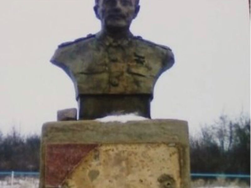 В Воронежской области вандалы поиздевались над бюстом Сталина