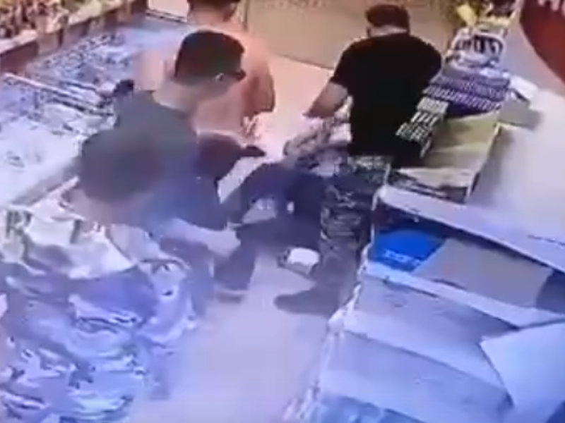 Толпа избила покупателя воронежского магазина, который заступился за продавщиц