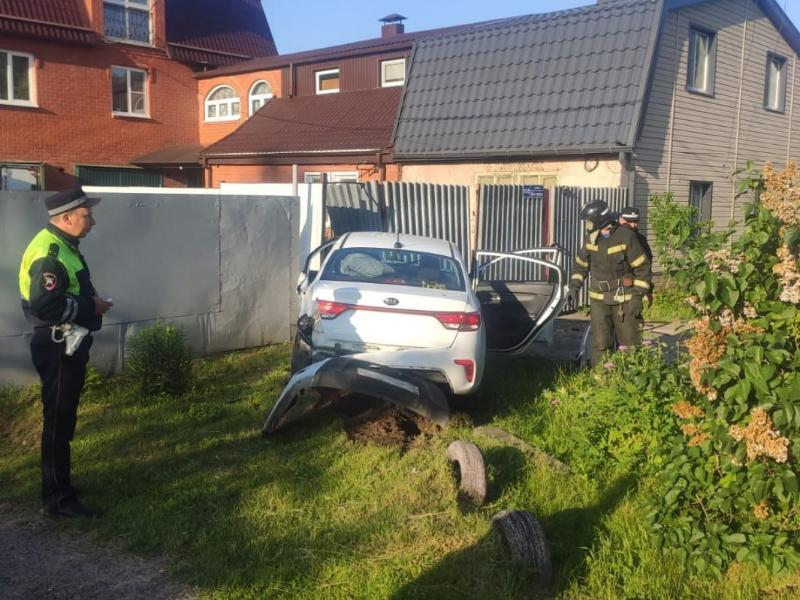 Легковушка после ДТП протаранила забор частного дома в Воронеже, а вторую отбросило на ЛЭП