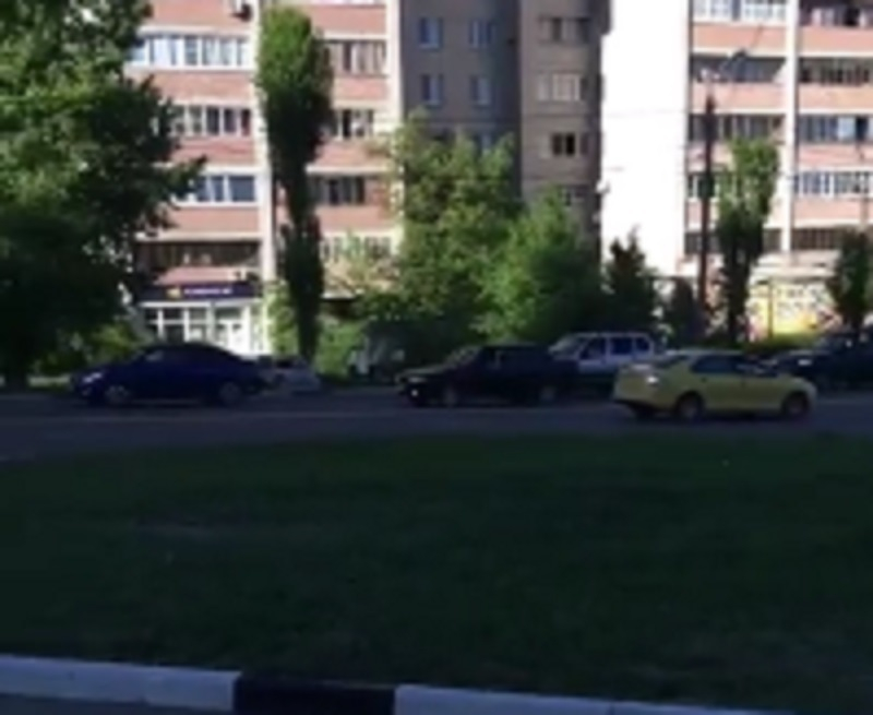 Мчащегося задом навстречу потоку таксиста сняли в Воронеже