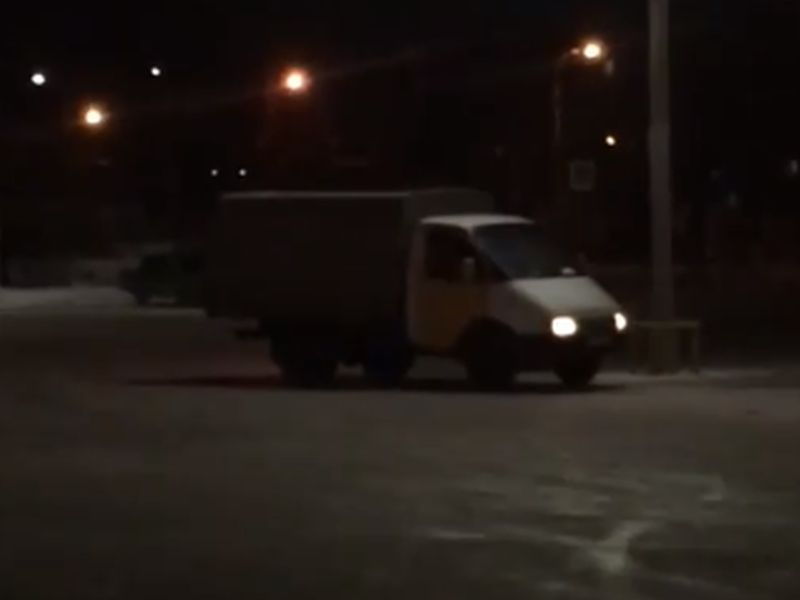 Безумные финты исполнила «Газель» на парковке в Воронеже
