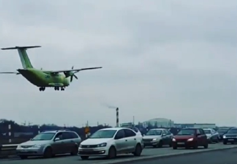 Впечатляющая посадка Ил-112В над оживленным Воронежем попала на видео