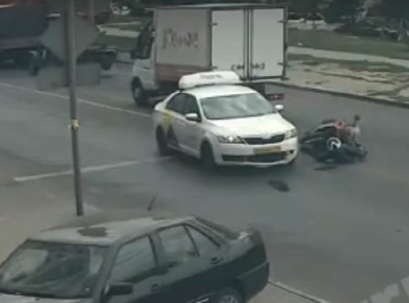 Мотоциклист на Honda спровоцировал массовую аварию в Воронеже