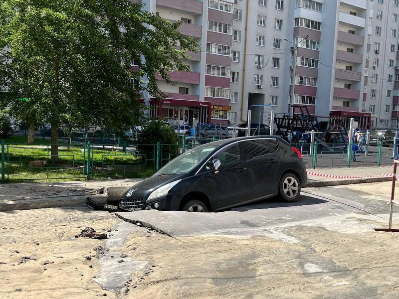 Машина провалилась под землю посреди двора в воронежском ЖК
