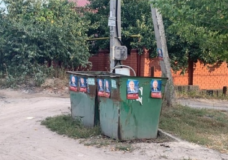 Депутатом и «маршруточным королем» Крутских украсили мусорки в Воронеже