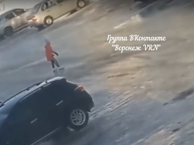 Ребенка, катающегося на коньках прямо по двору, сняли на видео в Воронеже