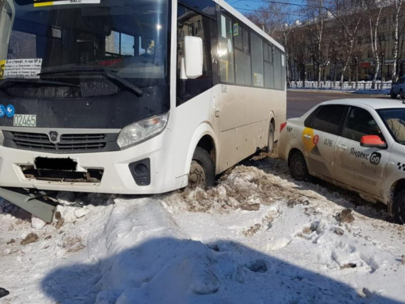 Полицейские раскрыли подробности ДТП с маршруткой и такси в Воронеже