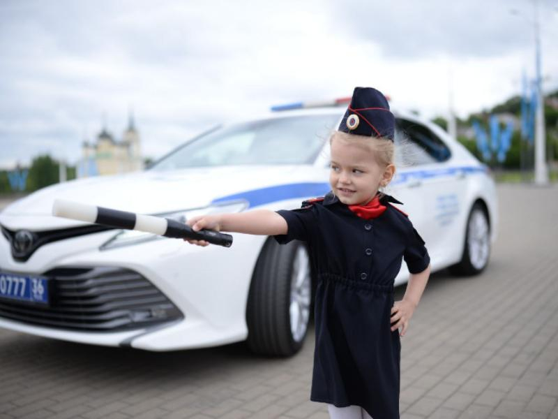 Очаровательная мини-полицейская была замечена в Воронеже