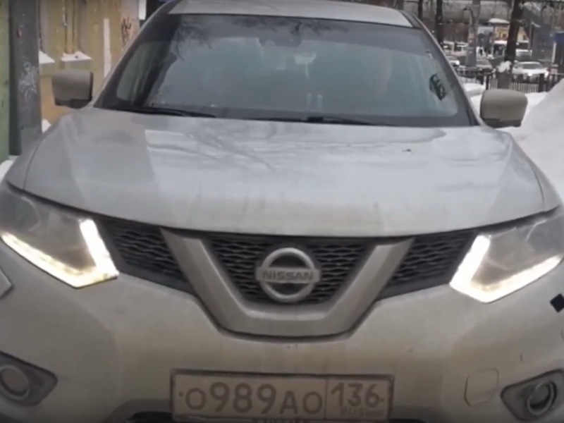 Попытку внедорожника задавить человека на тротуаре сняли на видео в Воронеже