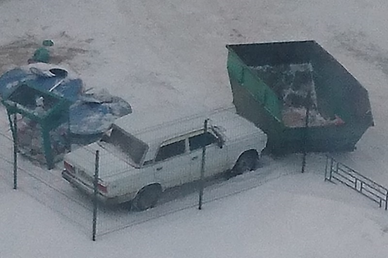 Воронежские коммунальщики заблокировали машину автохама мусорным баком