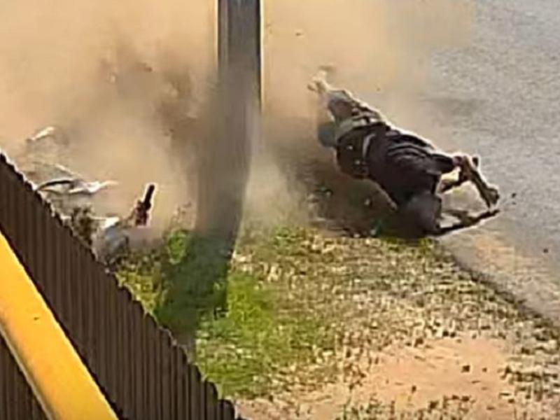 Опубликовано видео пролёта воронежца в миллиметрах от столба после падения с мотоцикла