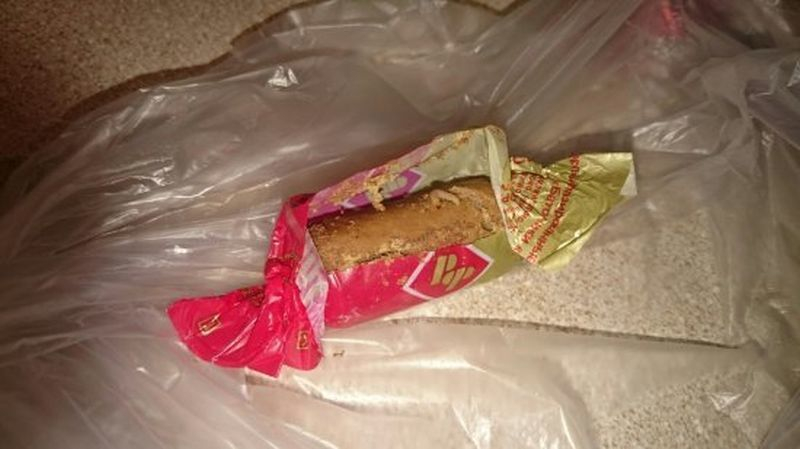 Жительница Воронежа приобрела конфеты с личинками моли