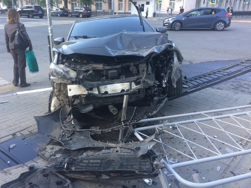 Mazda снесла ограждение, установленное ко Дню Победы в Воронеже