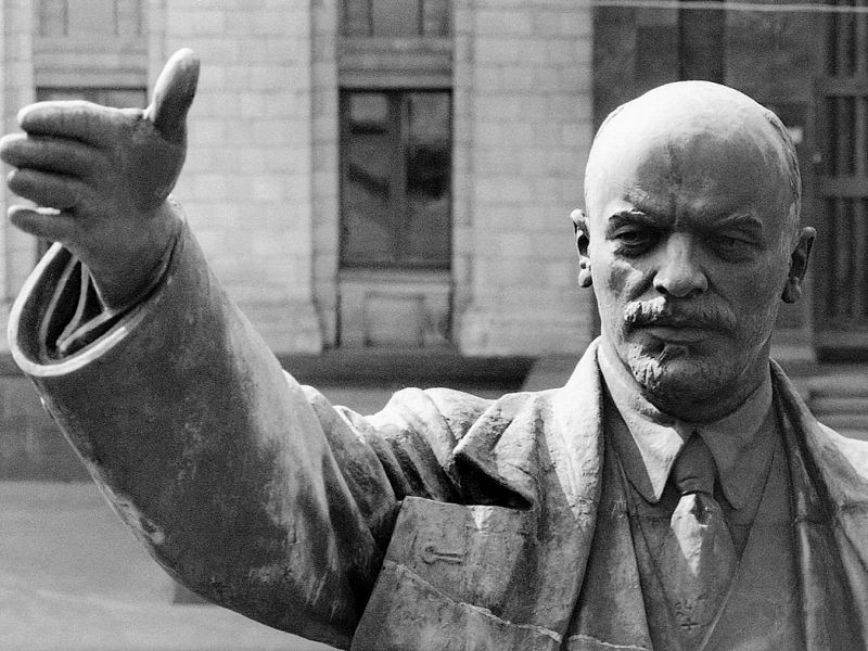 71 год назад в центр Воронежа вернули обновленного Ленина