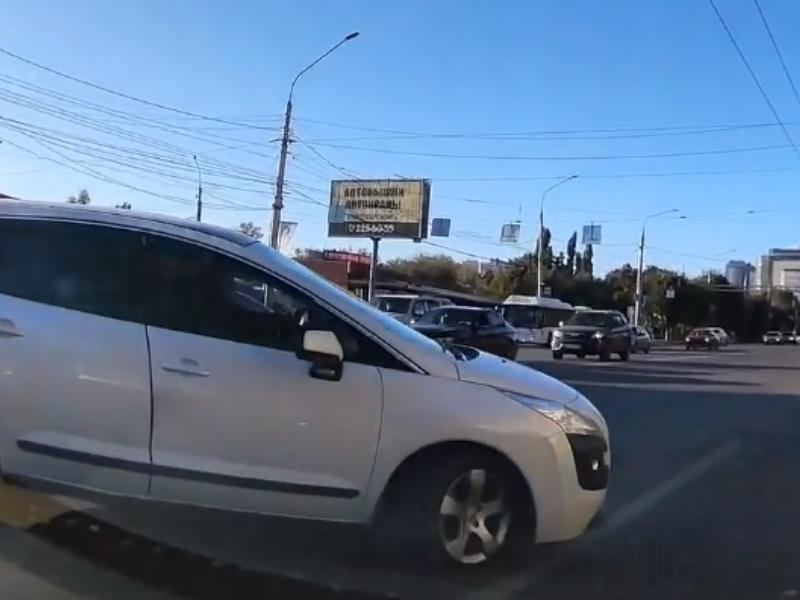 «Правила ПДД? Не, не слышал» - безрассудный поступок водителя попал на видео в Воронеже