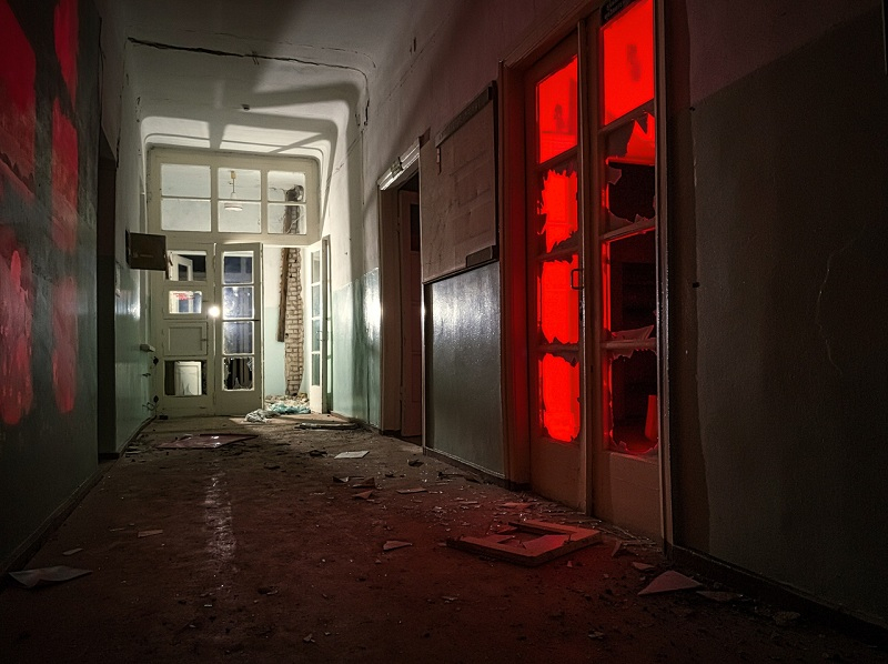 Мистику заброшенной детской больницы показали на снимках в Воронеже