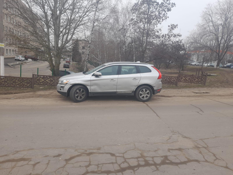 Два человека попали в больницу после столкновения Volvo с отбойником в Воронежской области