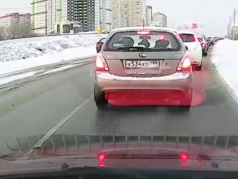 Нелепый способ объехать пробку вызвал праведный гнев водителей в Воронеже