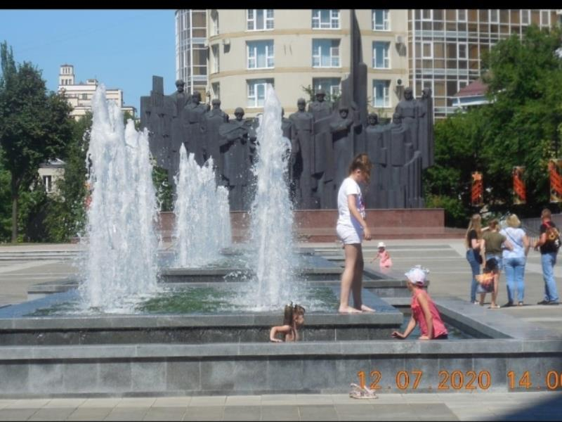 Дети превратили в бассейн обновленный фонтан на площади Победы в Воронеже