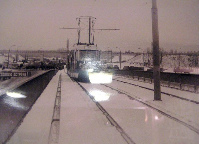 Автомобили и трамваи 37 лет назад впервые поехали по Северному мосту в Воронеже
