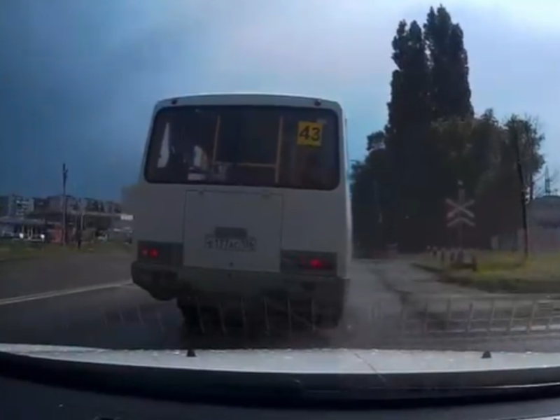 Петляющая поездка маршрутчика в стиле «Форсаж» попала на видео в Воронеже