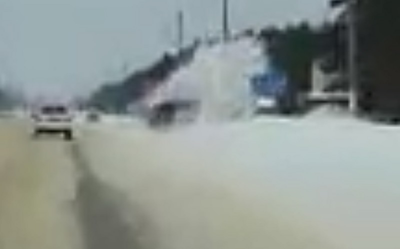 На видео попало, как легковушка улетает с проезжей части в Воронеже