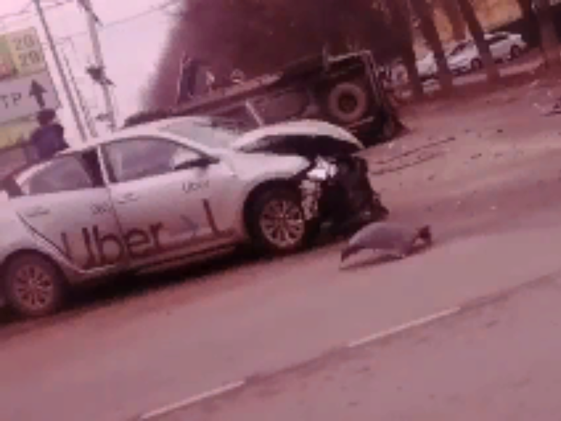 Последствия ДТП с перевернутым микроавтобусом с пассажирами сняли в Воронеже