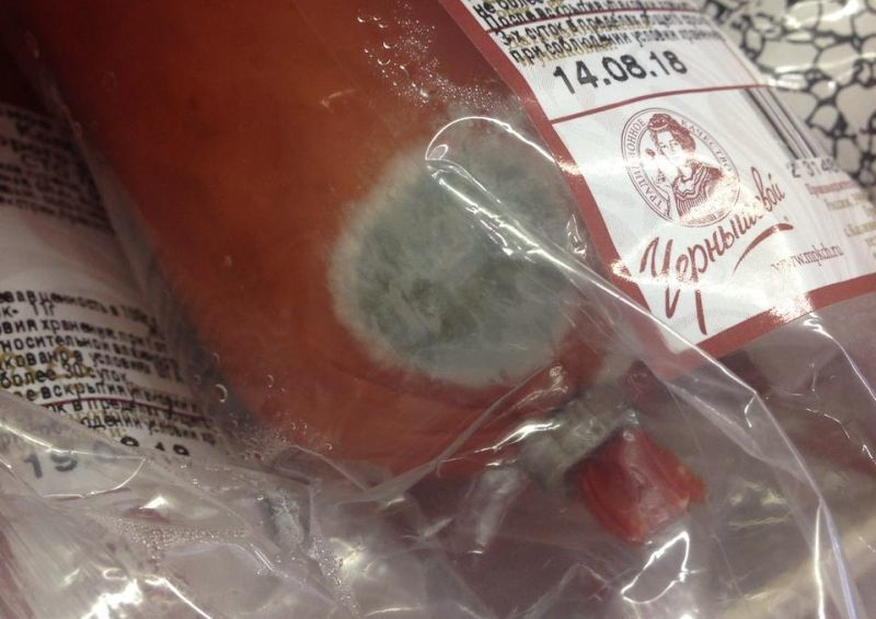 Плесневелая колбаса в «Магните» вызвала у воронежца рвотный рефлекс