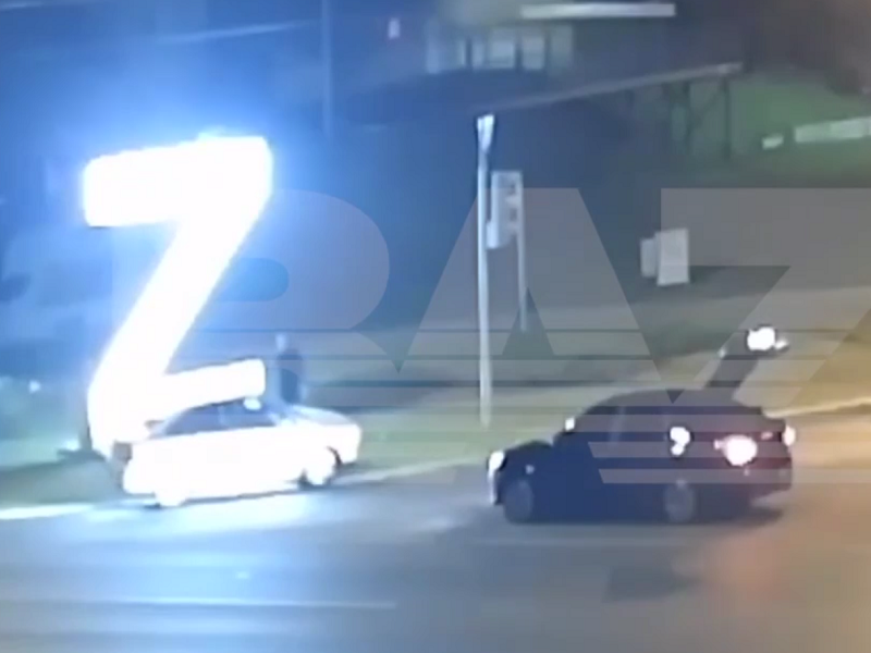 Огромную иллюминированную букву «Z» подожгли в Белгороде под камерой видеонаблюдения