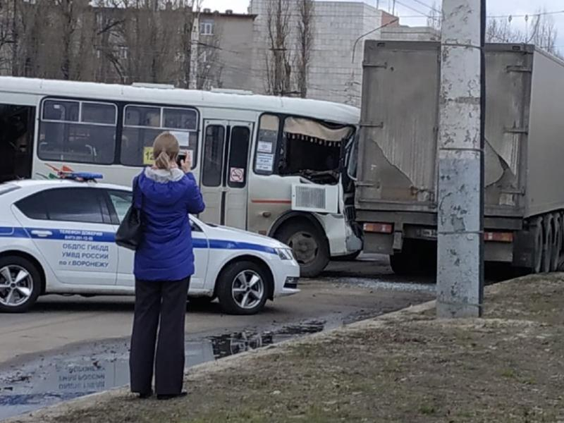 Семь человек пострадали в массовом ДТП с маршрутками и грузовиком в Воронеже