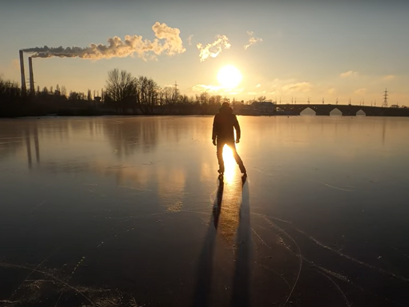 Сверкающую прелесть воронежского водохранилища продемонстрировал горожанин на коньках