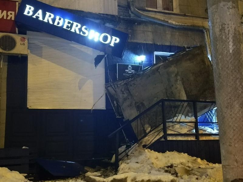 Рухнувший с крыши снег уничтожил барбершоп в Воронеже