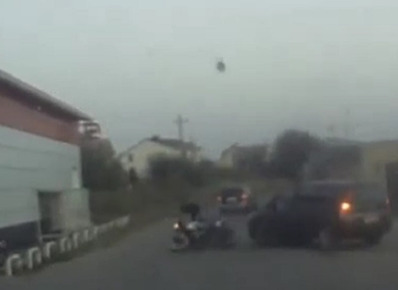 Комичное столкновение с мотоциклистом попало на видео в Воронеже