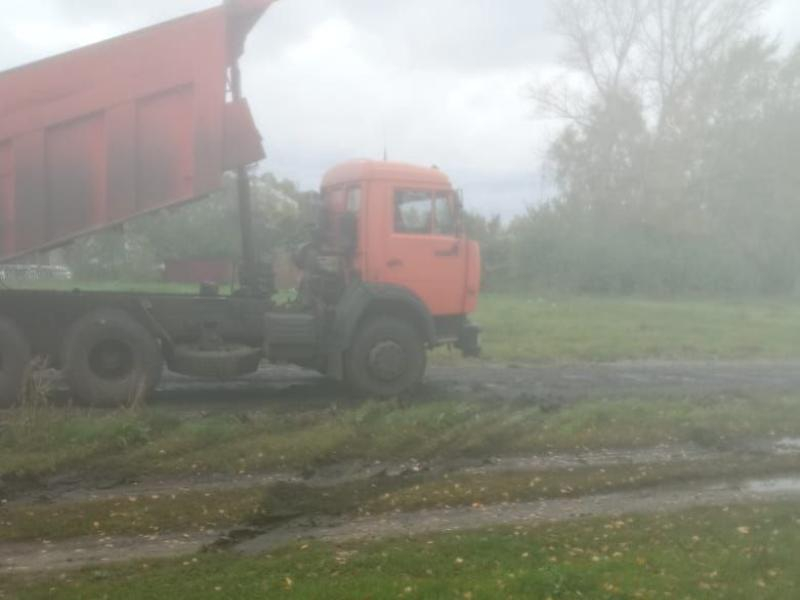 «Прямо в грязь»: укладка асфальта в непогоду попала на видео в Воронежской области