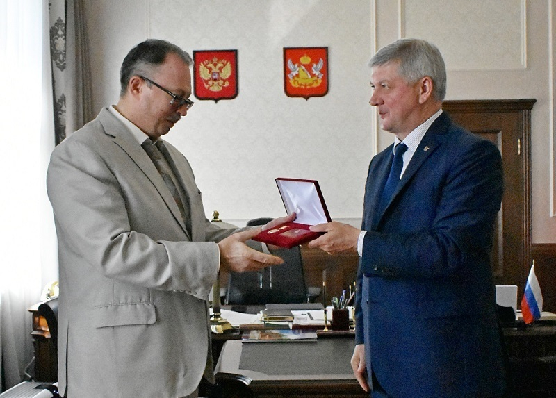 Губернатор Гусев оказал высокие почести юбиляру Игорю Кумицкому
