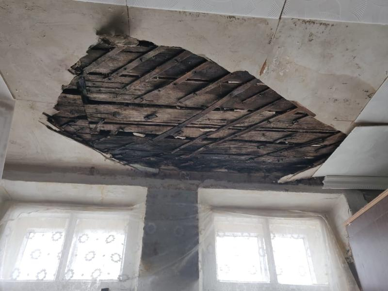 Потолок рухнул в комнате старого воронежского общежития