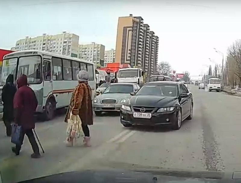 Дерзкая выходка автомобилиста через две сплошные попала на видео в Воронеже