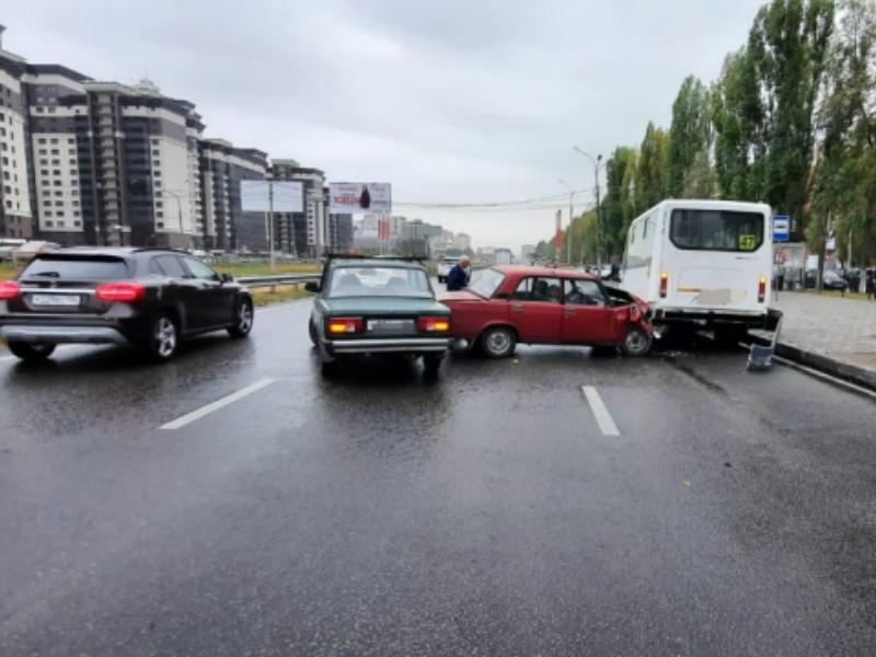 90-летний водитель устроил массовое ДТП с маршруткой в Воронеже
