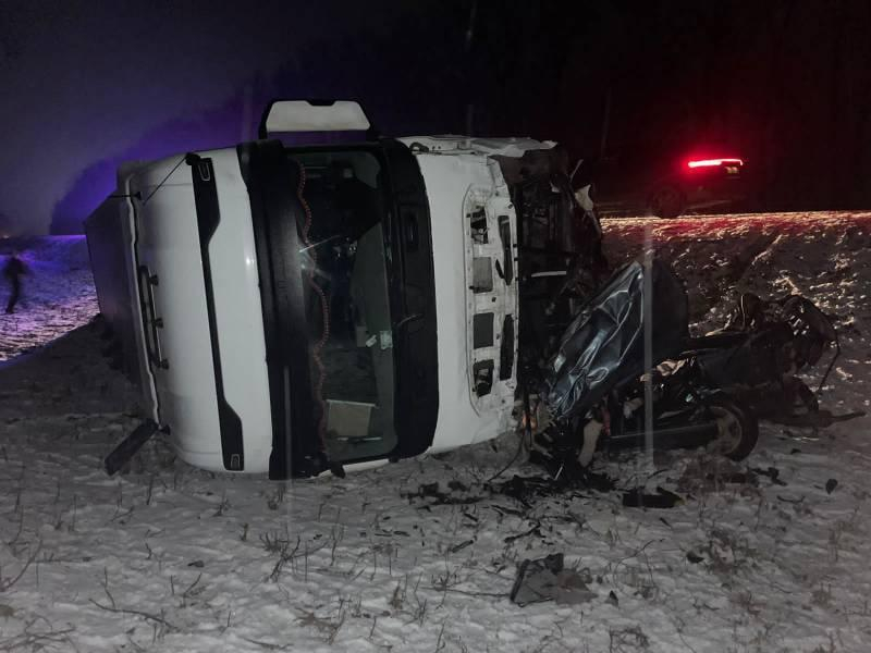 Водитель иномарки нарушил ПДД и погиб в ДТП с грузовиком в Воронежской области
