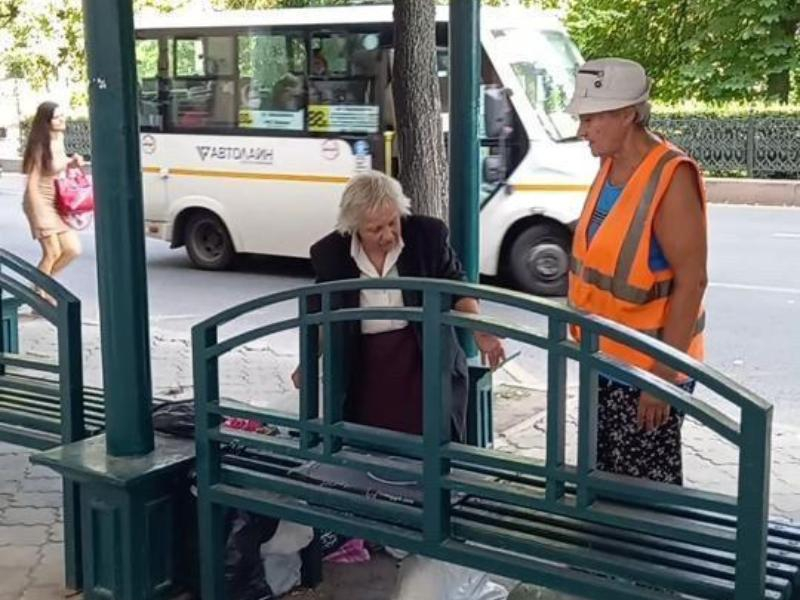 Воронежцы сообщили о выдворении бездомной старушки с остановки у дома правительства
