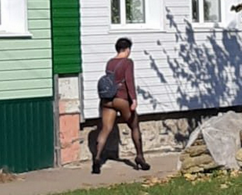 Девушку в колготках без штанов запечатлели на воронежской улице