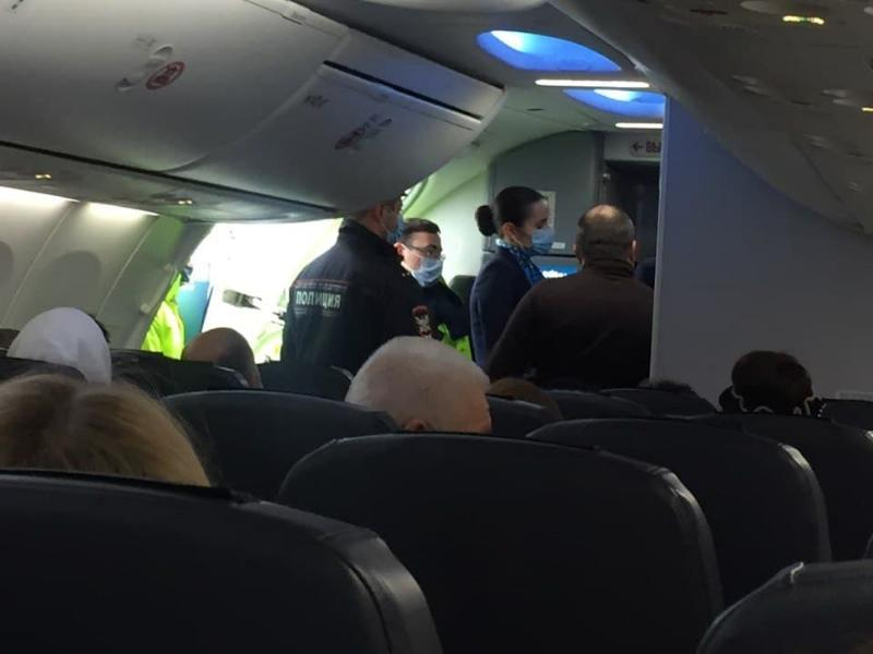 Ковид-диссидент задержал самолет из Воронежа в Петербург